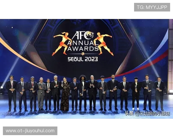 足球盛典辉煌时刻 球员荣耀尽展颁奖舞台